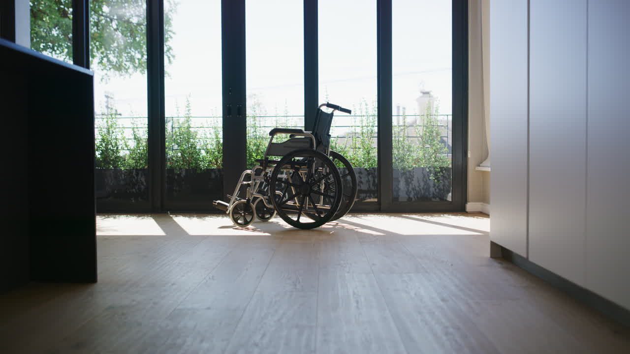 ⁇ 체어 가 이동 하는 데 도움 이 됩니다.