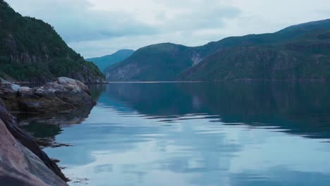 Mountain-Mirror-Reflections-Over-Leirfjord-Near-Kvitneset-Campground-In-Sørfold,-Norway