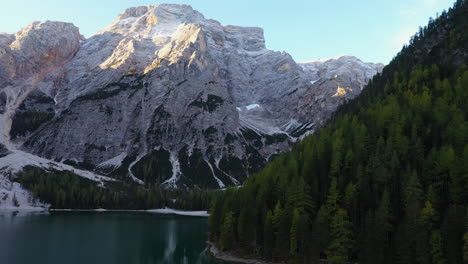 Filmación-Cinematográfica-Con-Drones-Giratorios-Del-Hermoso-Lago-Di-Braies,-Dolomitas-Italianas,-En-Tirol-Del-Sur,-Italia