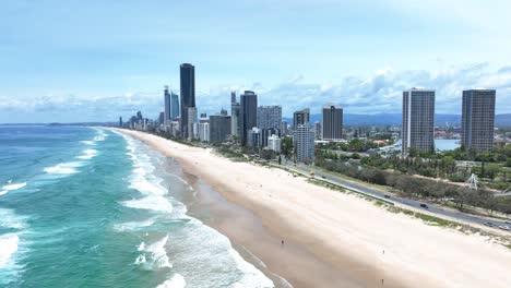 Rollende-Wellen,-Die-Auf-Goldene-Strände-Krachen,-Surferparadies-Australien,-Queenslands-Spielplatz