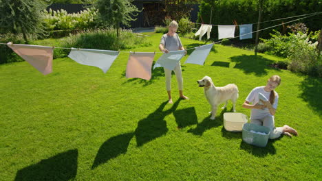 familia secando la ropa en el patio trasero