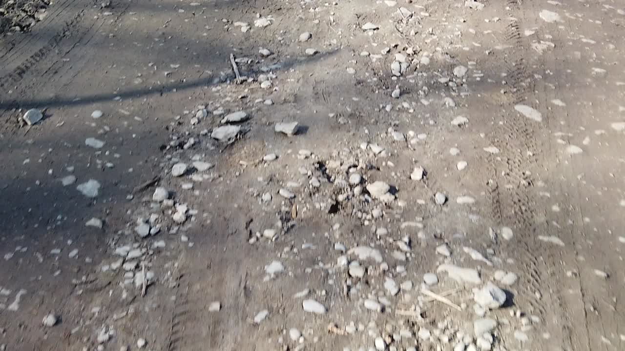 더러운 길을 슬로우 모션으로 걷다