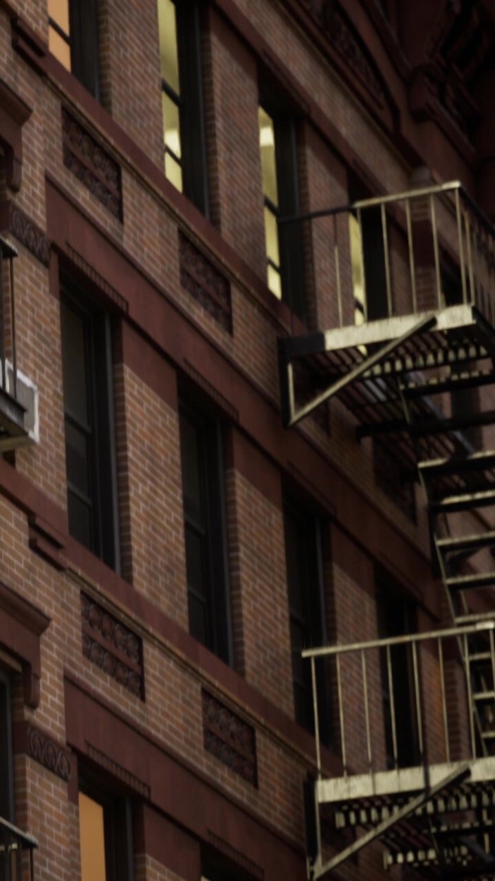 Affascinante architettura urbana con un fascino vintage e un caldo bagliore serale.