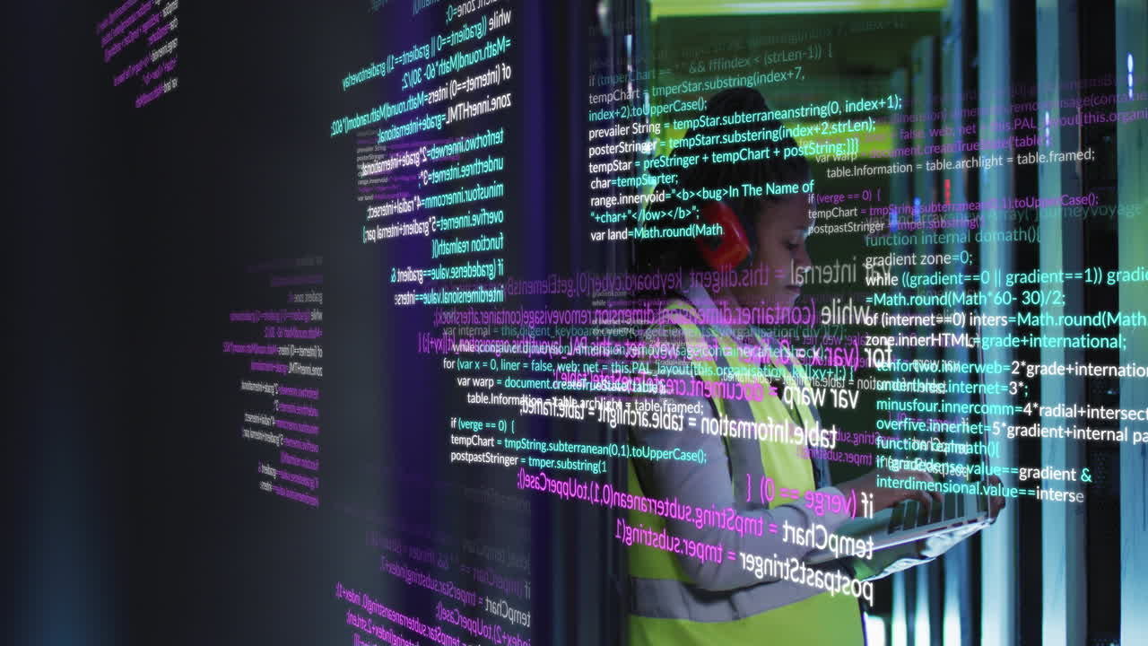 animación de procesamiento de datos sobre una ingeniera afroamericana que usa una computadora portátil trabajando en la sala de servidores