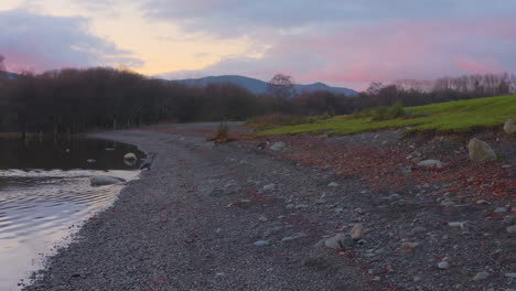 Toma-Del-Tranquilo-Distrito-De-Los-Lagos-En-Keswick,-Inglaterra,-Durante-La-Puesta-De-Sol