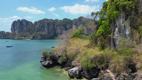 Rocas-Del-Acantilado-En-La-Playa-De-Railay-Krabi-Tailandia