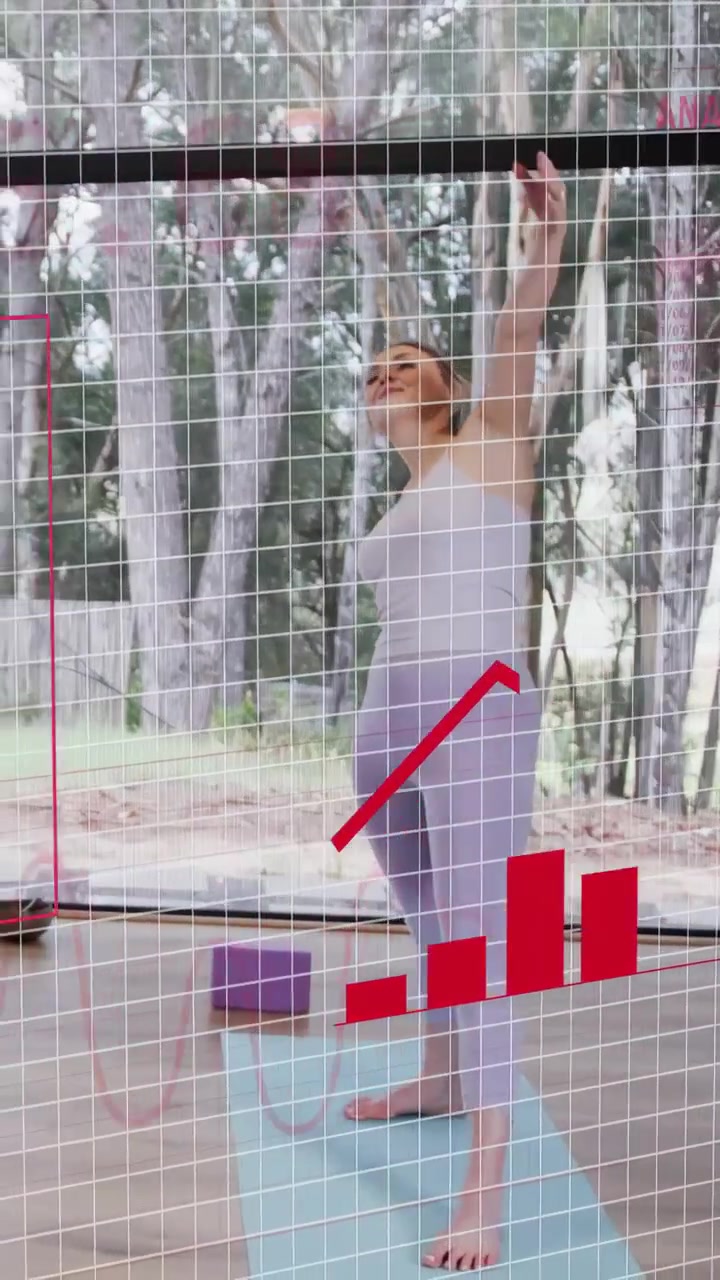 Video verticale: Donna che si muove e si allunga su un tappetino vicino a una parete di vetro, con grafici di fitness animati.