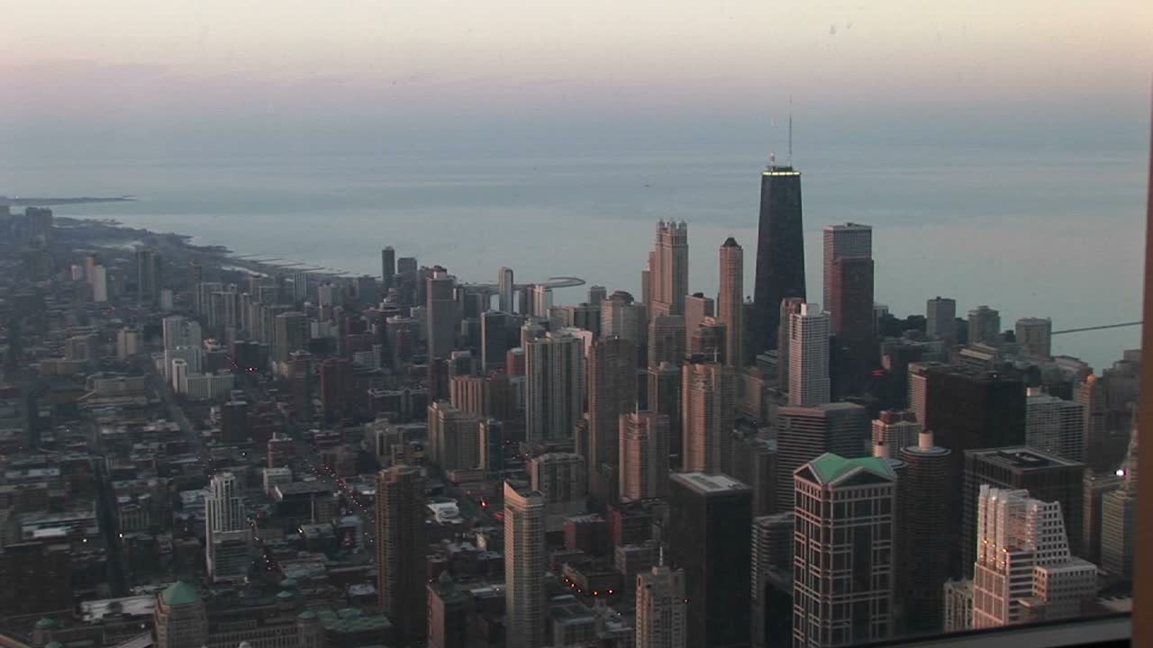 Vista a volo d'uccello dello skyline del centro di Chicago e del lungolago durante l'ora d'oro.