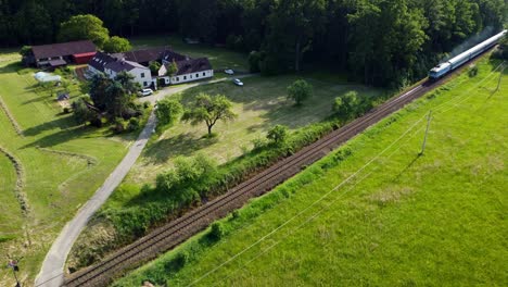 Vista-Aérea-De-Un-Tren-Diesel-Que-Pasa-Frente-A-La-Granja