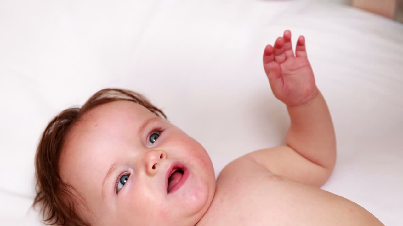padre jugando con el bebé lindo en su cuna