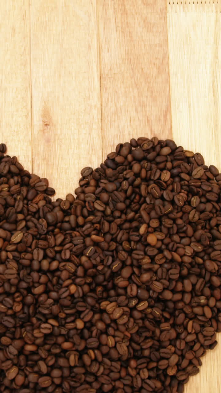 primer plano en forma de corazón hecho de granos de café