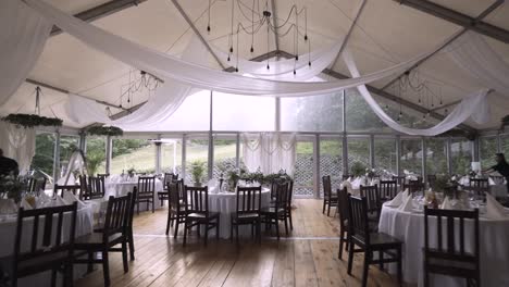 maravilloso salón de bodas vintage boho con muchas plantas verdes y enormes ventanales