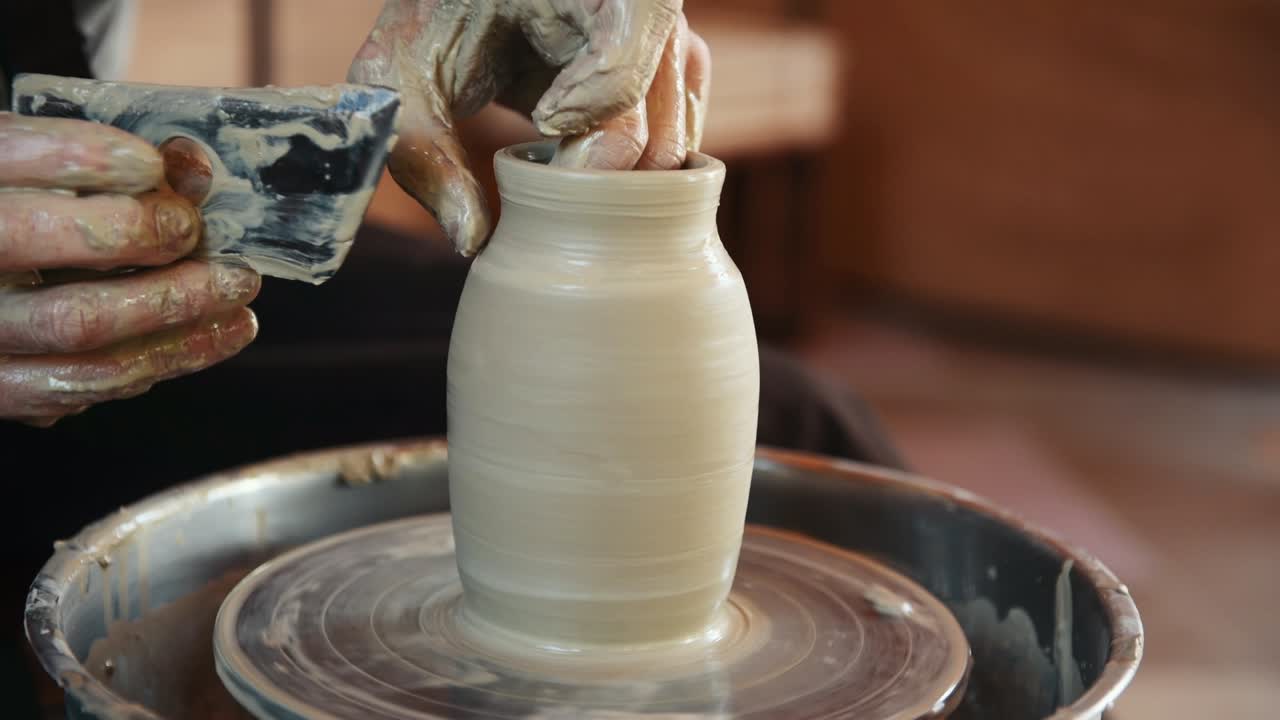 도자기 제작자 는 도자기 바 를 사용 하여 손으로 만든 점토 제품 을 만든다