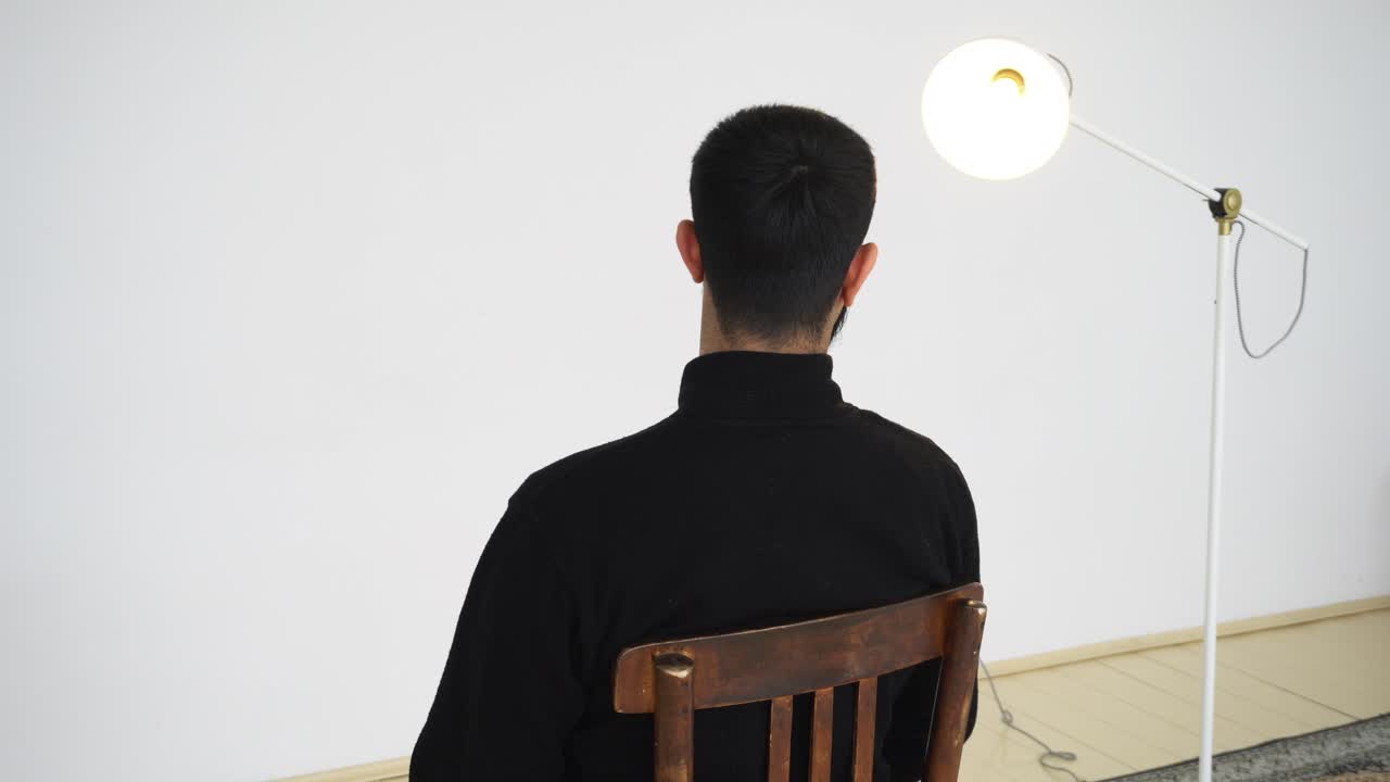 의자 에 뒤집어 앉아 있는 사람