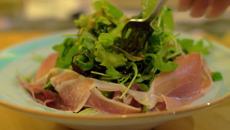 Comiendo-Con-Ensalada-En-El-Restaurante.