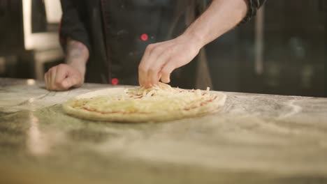 chef preparando coberturas de pizza en la cocina de un restaurante