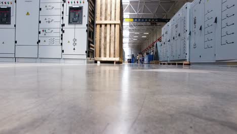 vista del interior de las instalaciones industriales con equipos eléctricos