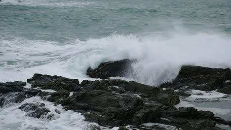 Olas-Del-Océano-Rompiendo-En-Rocas-En-Cámara-Lenta