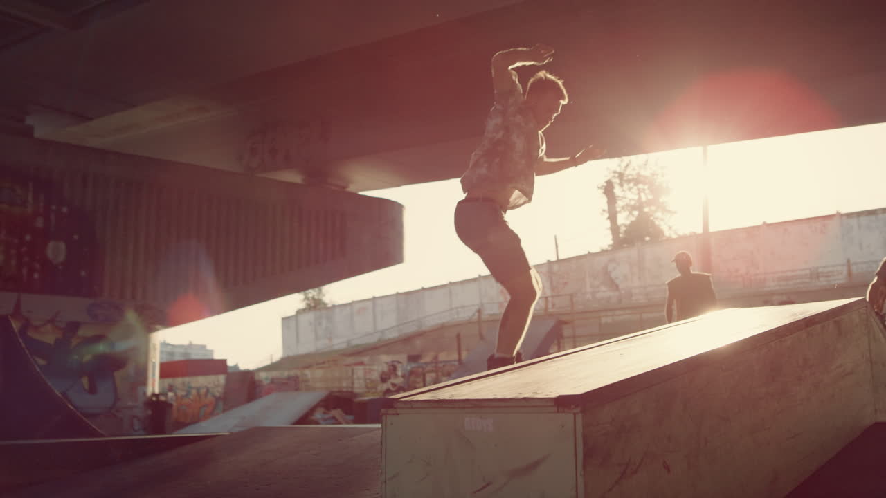 chicos enérgicos haciendo trucos de salto en el parque de patinaje. atletas saltando patineta