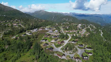 Centro-De-Esquí-Y-Pueblo-De-Roldal-Durante-El-Verano-En-Ullensvang,-Vestland,-Noruega---Pedestal-Aéreo-4k