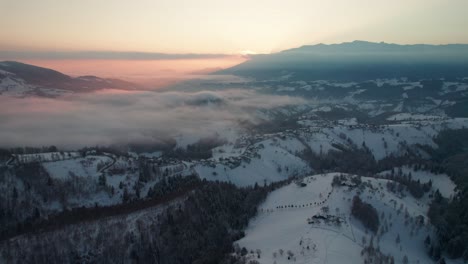 Amanecer-Sobre-El-Pueblo-De-Pestera-Con-Niebla,-Paisaje-Invernal,-Vista-Aérea