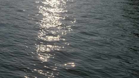 Ruhiges-Meerwasser-Bei-Sonnenuntergang