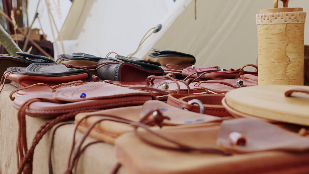 현지 시장에서 가죽 세공품 마감