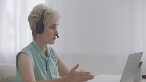 consulta en línea con un especialista por internet mujer está respondiendo a la pregunta y explicando call-center