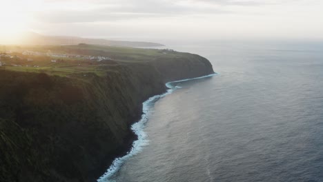 Imágenes-De-Drones-De-La-Exuberante-Campiña-Verde-De-La-Isla-Volcánica-Y-Acantilados-Oceánicos-Al-Atardecer-En-La-Isla-Azores-De-Sao-Miguel