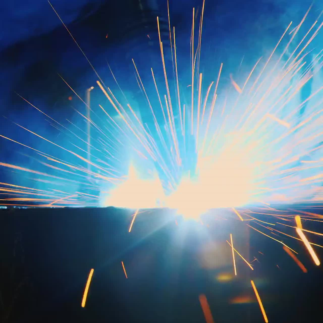 보호용 헬멧과 옷을 입은 용접공이 불꽃이 튀면서 용접하는 모습 11