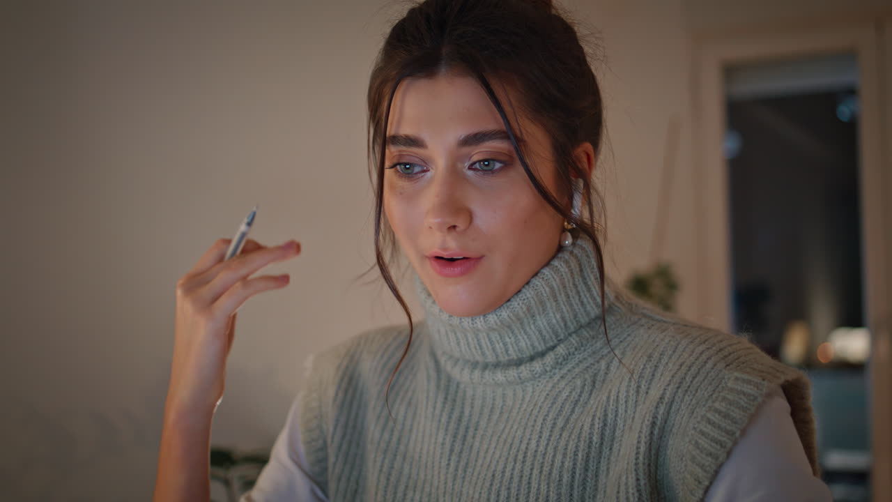 mujer independiente hablando virtualmente en la computadora en el lugar de trabajo de la noche de primer plano. llamada de la mujer