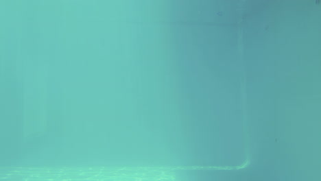 hombre atlético nadando bajo el agua