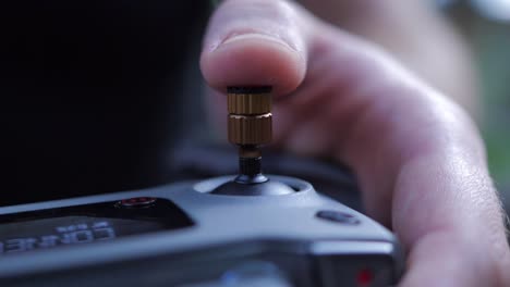 detalle macro de primer plano del dedo moviéndose hacia adelante joystick del controlador del dron