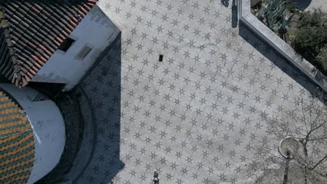 vista aérea del recorrido turístico y vista de primer plano del antiguo piso de mosaico, una obra maestra de diseño colorido, artesanía y belleza atemporal