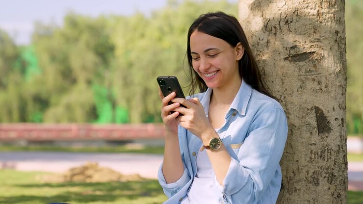 chica india feliz charlando con alguien