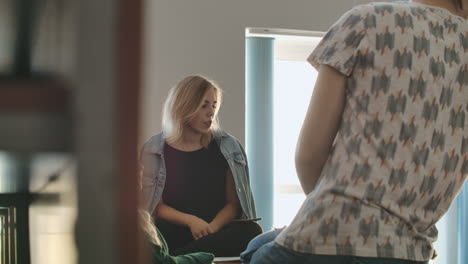 o grupo de estudantes felizes sentados em uma sala de aula antes da lição