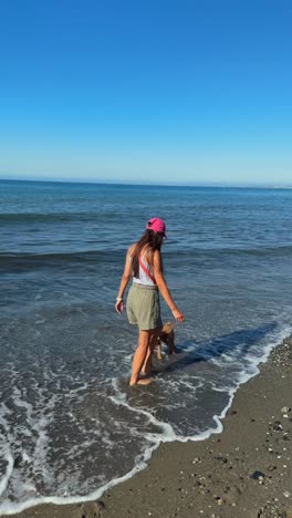 mujer caminando en la playa