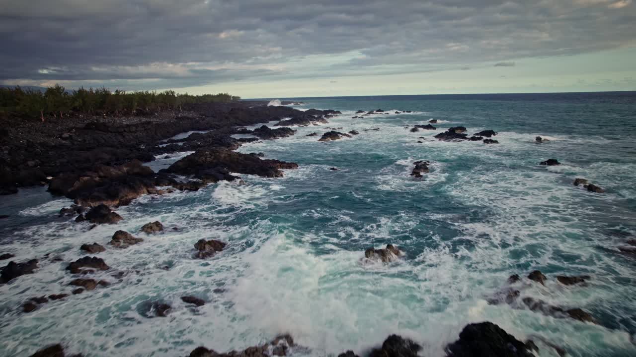 Bellissima ripresa aerea con drone del mare blu intenso