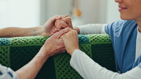 cuidadora, mujer mayor y tomándose de la mano