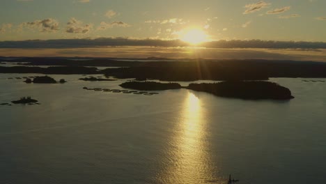 hacia atrás, panorámica de derecha a izquierda de la puesta del sol y el criadero de salmón