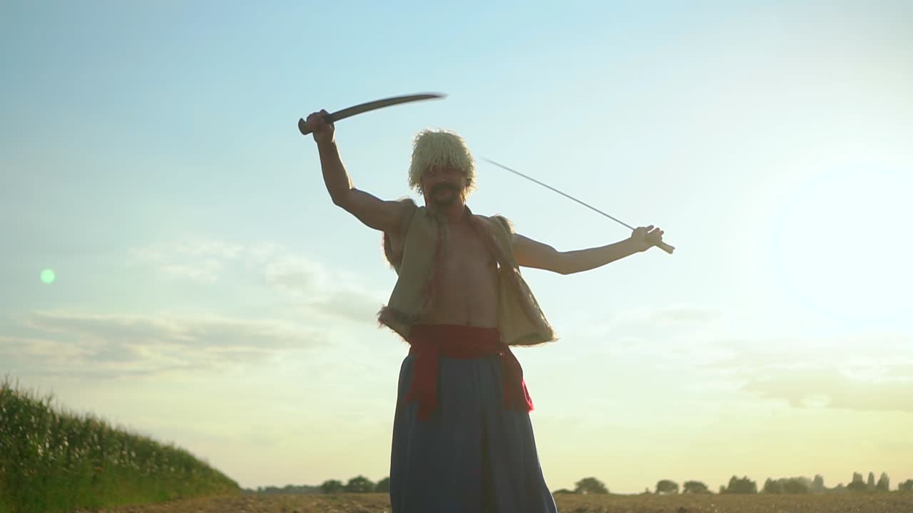 los cosacos ucranianos luchan con sables en el campo 02