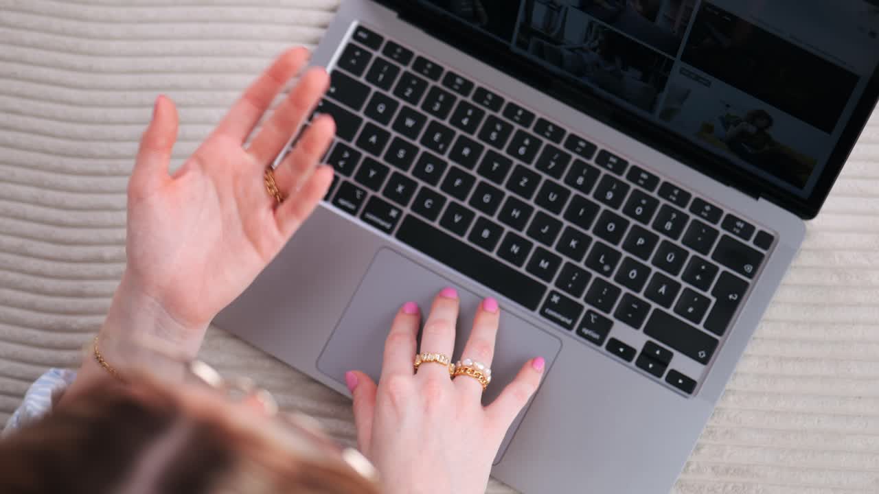 joven acostada en el sofá y surfando en su cuaderno de arriba hacia abajo