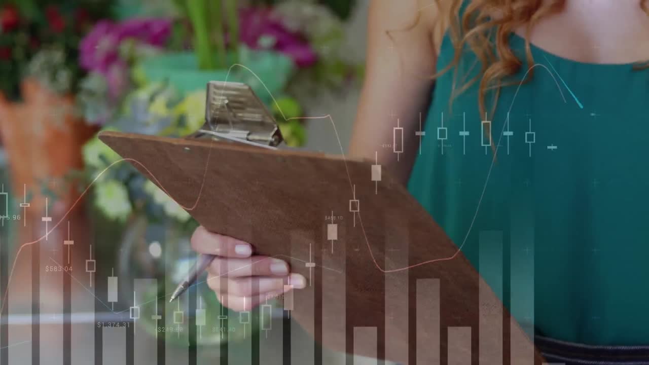 animación del procesamiento de datos sobre una mujer caucásica sosteniendo un portapapeles.