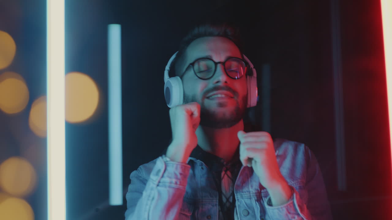 hombre bailando con auriculares