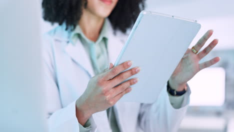 científico, mujer y tableta para la investigación científica