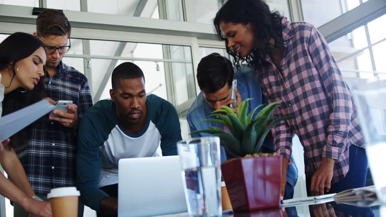 ejecutivos que trabajan en la oficina