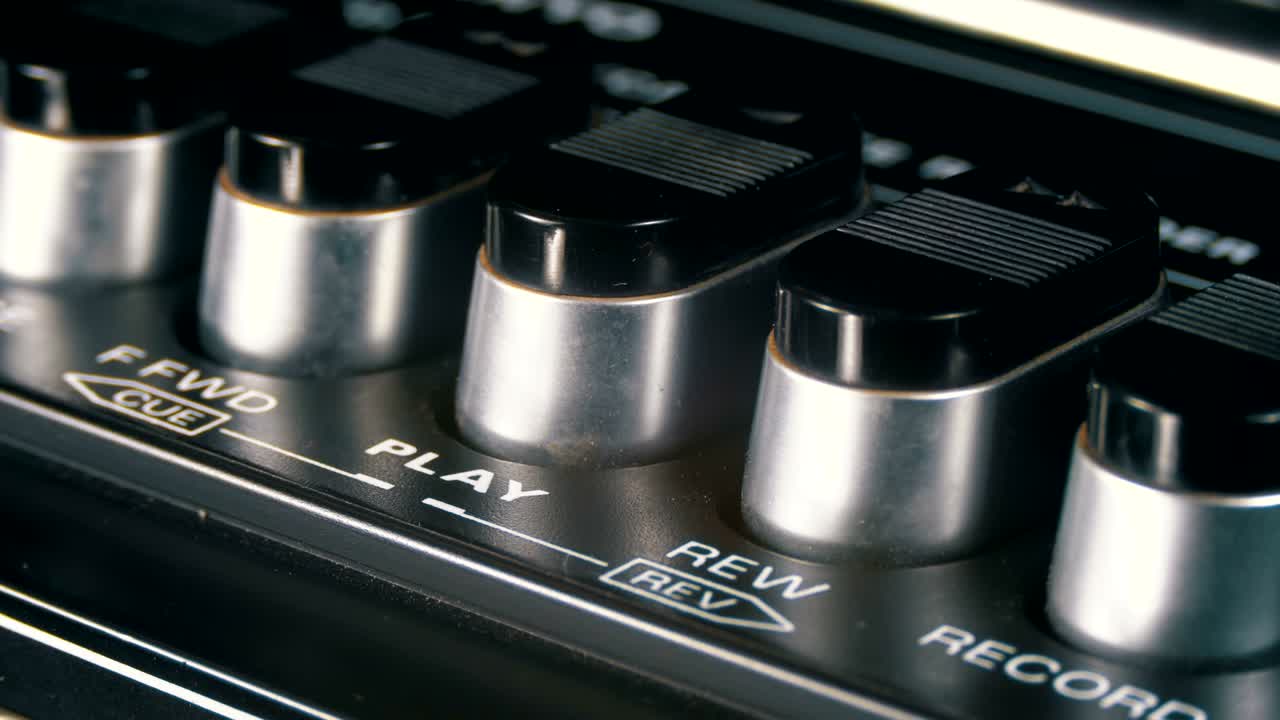 presionar los botones de un grabador de cinta, jugar, detener, grabar, ff, rew