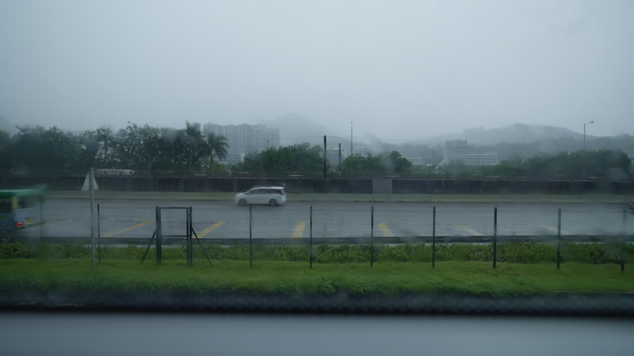 홍콩의 버스와 자동차와 함께 비가 오는 날의 도로의 안개  ⁇ 은 창문 밖의 전망