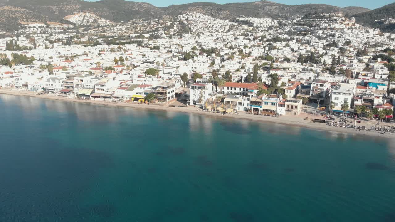 vista aérea de la playa de bodrum, mar egeo prístino, turquía