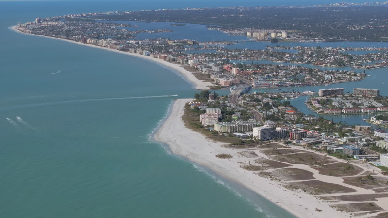 hermosa vista aérea de la playa con condos y vecindarios en florida